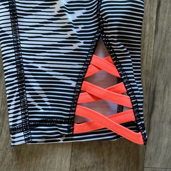 Old Navy Active Women's Go Dry Fitted Capri Leggings Floral Black - Picture 6 of 7